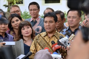 Chairman of the APINDO Haryadi Sukamdani talks to reporters after meeting with President Jokowi at Merdeka Palace, Jakarta, Thursday (13/6). (Photo: OJI/PR)