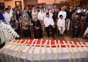 Presiden Jokowi dan Ibu Negara Iriana melayat almarhumah Ani Yudhoyono, di Puri Cikeas, Bogor, Sabtu (1/6). (Foto: BPMI)