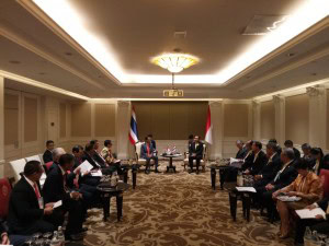 Presiden Jokowi mempimpin delegasi Indonesia melakukan pertemuan bilateral dengan delegasi Thailand yang dipimpin PM Prayut Chan-o-cha, di Bangkok, Thailand, Sabtu (22/6). (Foto: Humas/Tarmuji)