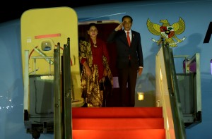 Presiden Jokowi didampingi Ibu Negara Iriana, Kamis (27/6) malam, dari Bandara Halim Perdana Kusuma, Jakarta, bertolak ke Nagoya, Jepang, untuk mengkuti KTT G-20. (Foto: Rahmat/Humas)