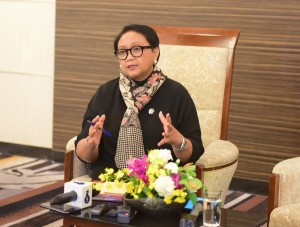 Menlu Retno Marsudi menyampaikan keterangan pers di Hotel New Otani, Osaka, Jepang, Jumat (28/6) sore. (Foto: ANGGUN/Humas)