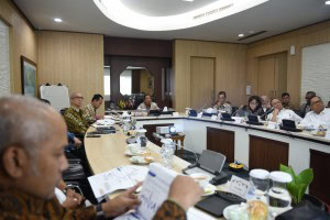 Coordinating Minister for the Economy Darmin Nasution leads a Coordination Meeting on Evaluation of Airfare Reduction Policy, in Jakarta, Thursday (20/6). (Photo by: Coordinating Ministry for the Economy PR)