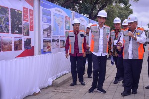 Presiden Jokowi mendengarkan penjelasan dari Menteri PUPR mengenai pembangunan Waduk Muara, saat meninjau perkembangan pembangunan waduk tersebut, di Nusa Dua, Denpasar, Bali, Jumat (14/6) sore. (Foto: AGUNG/Humas)