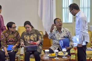 Coordinating Minister for the Economy Darmin Nasution engages in conversation with Minister of Manpower Hanif Dhakiri before a plenary cabinet meeting, at the Bogor Presidential Palace, West Java, Monday (8/7). (Photo by: Agung/PR)