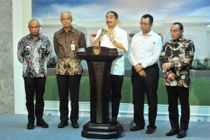 Tourism Minister Arief Yahya accompanied by several governors delivers a press statement after a limited meeting, at the Presidential Office, Jakarta, Monday (15/7). (Photo by: Jay/PR)