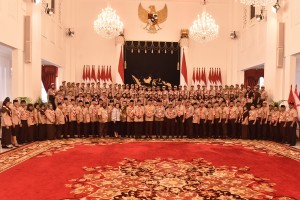 President Jokowi takes a picture with the Indonesian Scout Movement Contingent that will participate in the World Scout Jamboree, at the State Palace, Jakarta, Friday (19/7). (Photo by: Rahmat/PR)