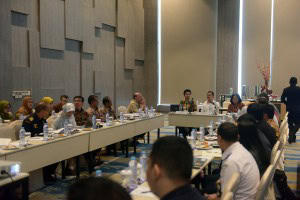 Deputy Cabinet Secretary for the Economy Satya Bhakti Parikesit accompanied by Deputy Cabinet Secretary for Maritime Affairs and Deputy Governor of East Java lead a meeting at Grand Mercure Hotel, Jakarta, Monday (1/7). (Photo by: Oji/PR)