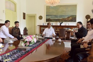 Head of the Creative Economy Agency accompanies President Jokowi when meeting Jakarta-born rapper Rich Brian, at the Bogor Presidential Palace, West Java, Sunday (7/7). (Photo by: OJI/PR)