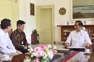 President Jokowi engages in conversation with Jakarta-born rapper Rich Brian, at the Bogor Presidential Palace, West Java, Sunday (7/7). (Photo by: OJI/PR)