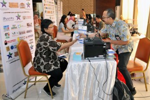 Proses pembuatan kartu anggota Perpustakaan Nasional secara kolektif, di Sekretariat Kabinet, Senin (22/7) pagi. (Foto: JAY/Humas)