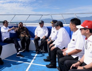 President Jokowi and a number of officials head for Bunaken National Park, Manado, North Sulawesi. Friday (5/7). (Photo by: BPMI Setpres)
