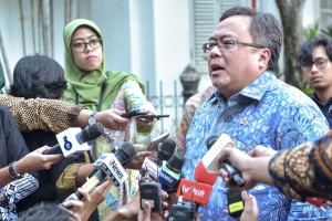 Menteri PPN/Kepala Bappenas Bambang Brodjonegoro menjawab wartawan usai mengikuti sidang kabinet paripurna, di Istana Kepresidenan Bogor, Jabar, Senin (8/7) sore. (Foto: AGUNG/Humas)