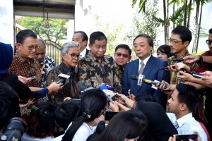 Minister of Energy and Mineral Resources Ignasius Jonan answers reporters questions at Merdeka Palace, Jakarta, Tuesday (16/7). (Photo by: Presidential Secretariat).
