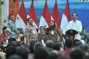 President Jokowi attends the distribution of land certificates at Graha Bumi Beringin, Manado, North Sulawesi, Thursday (4/7). Photo: JAY/PR.