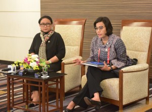Minister of Finance Sri Mulyani Indrawati, accompanied by Minister of Foreign Affairs Retno Marsudi, delivers a press conference in Osaka, Japan, Friday (28/6). Photo by: ANGGUN/PR.