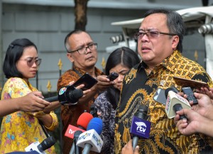Minister of National Development Planning/Head of the National Development Planning Agency Bambang Brodjonegoro answers reporters questions after attending a Limited Cabinet Meeting, at the Bogor Presidential Palace, West Java, Tuesday (9/7). (Photo by: Agung/PR).