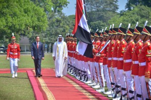 Crown Prince of UAE Sheikh Mohamed Bin Zayed Al accompanied by President Jokowi inspects Indonesias guard of honor at Bogor Presidential Palace, West Java, Wednesday (24/7). (Photo: Agung/PR)