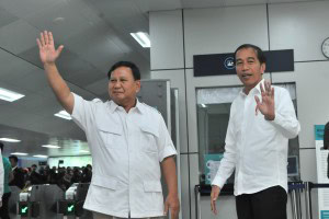 President Jokowi meets with Prabowo Subianto at Lebak Bulus MRT Station on Saturday (13/07). (Photo by: JAY/PR).