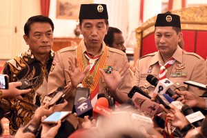 President Jokowi answers questions from the journalists after meeting with Indonesian Scout Movement Contingent at the State Palace, Jakarta, Friday (19/7). Photo by: Rahmat/PR.