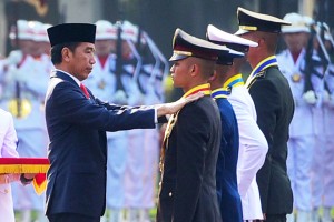 Presiden Jokowi menyematkan Bintng Adhi Makayasa pada Pelantikan Perwira Remaja TNI dan Polri, di halaman Istana Merdeka, Jakarta, Selasa (16/7) pagi. (Foto: Rahmat/Humas)