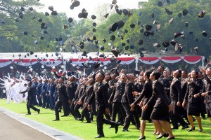 Para perwira remaja TNI dan Polri meluapkan kegembiraannya usai dilantik Presiden Jokowi, di halamn Istana Merdeka, Jakarta, Selasa (16/7) pagi. (Foto: Rahmat/Humas)
