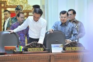 President Jokowi leads a limited meeting on the PLTSa Construction Progress, at the Presidential Office, Jakarta, Tuesday (16/7). (Photo by: Jay /PR)