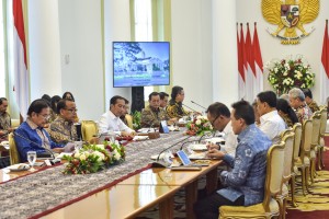President Jokowi leads a Limited Meeting on development acceleration in Central Java, at the Bogor Presidential Palace, West Java, Tuesday (9/7) (Photo: Agung/PR)