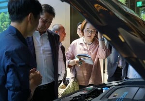 Minister of Industry Airlangga Hartanto inspects Hyundai Nexo's fuel cell technology during his visit to Seoul, South Korea, Tuesday (25/6). (Photo by: Ministry of Industry PR)