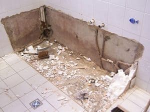 Демонтаж старой сантехники в ванной комнате