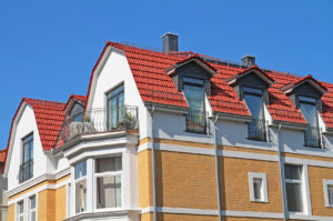 Mehrfamilienhaus mit Mansarddach