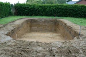 Der Poolbau beginnt mit dem Aushub.