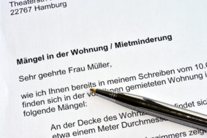 In der Mängelanzeige kann auch ein Verweis darauf sein, dass Sie die Miete mindern werden.