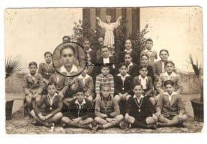 En fotos antiguas de Oria Joaquín Masegosa Gónzalez en un grupo con compañeros de colegio