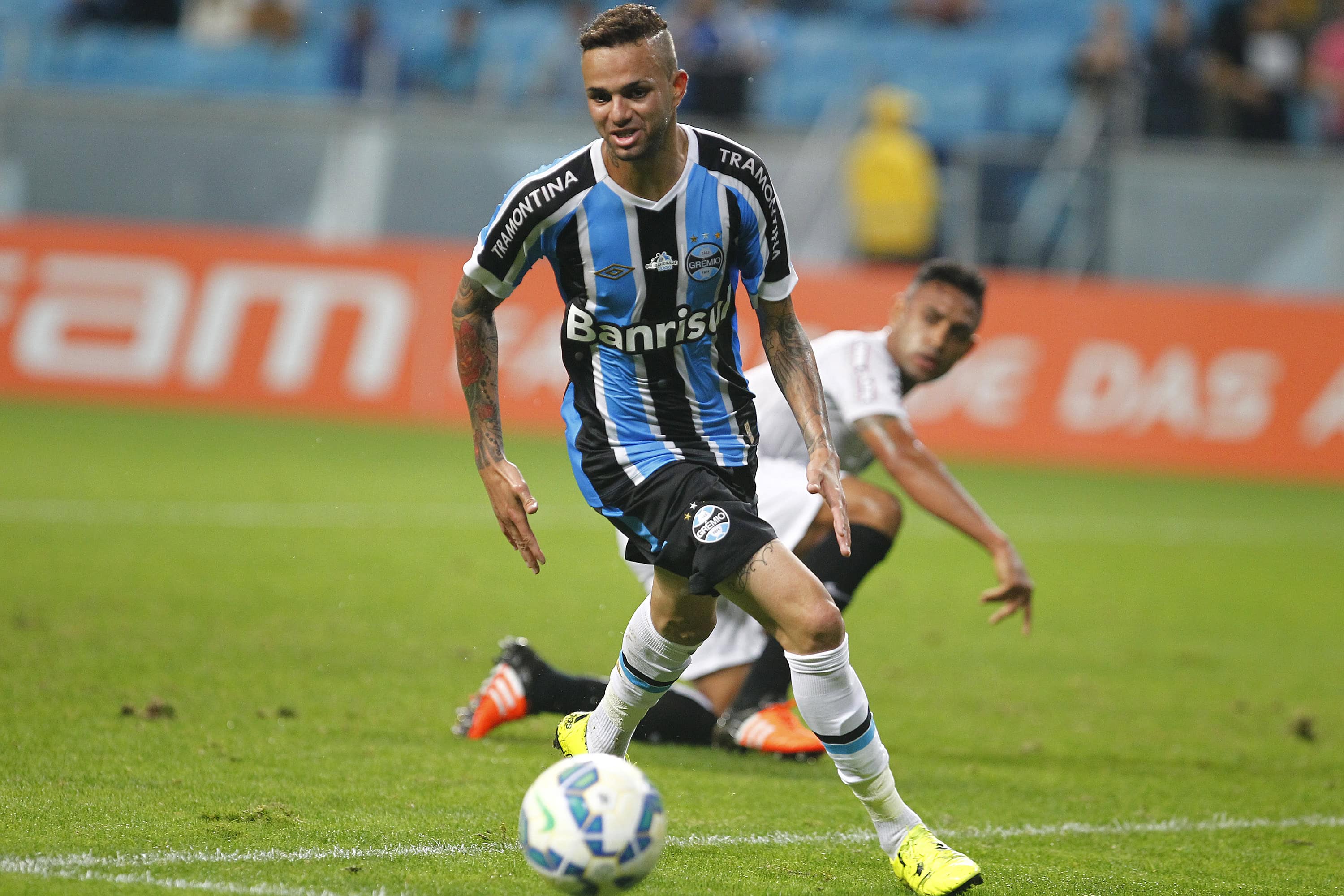 PORTO ALEGRE, BRAZIL - OCTOBER 15: Luan of Gremio battles for the ball against Werley of Santos during the match Gremio v Santos as part of Brasileirao Series A 2015, at Arena do Gremio on October 15, 2015 in Porto Alegre, Brazil. (Photo by Lucas Uebel/Getty Images)
