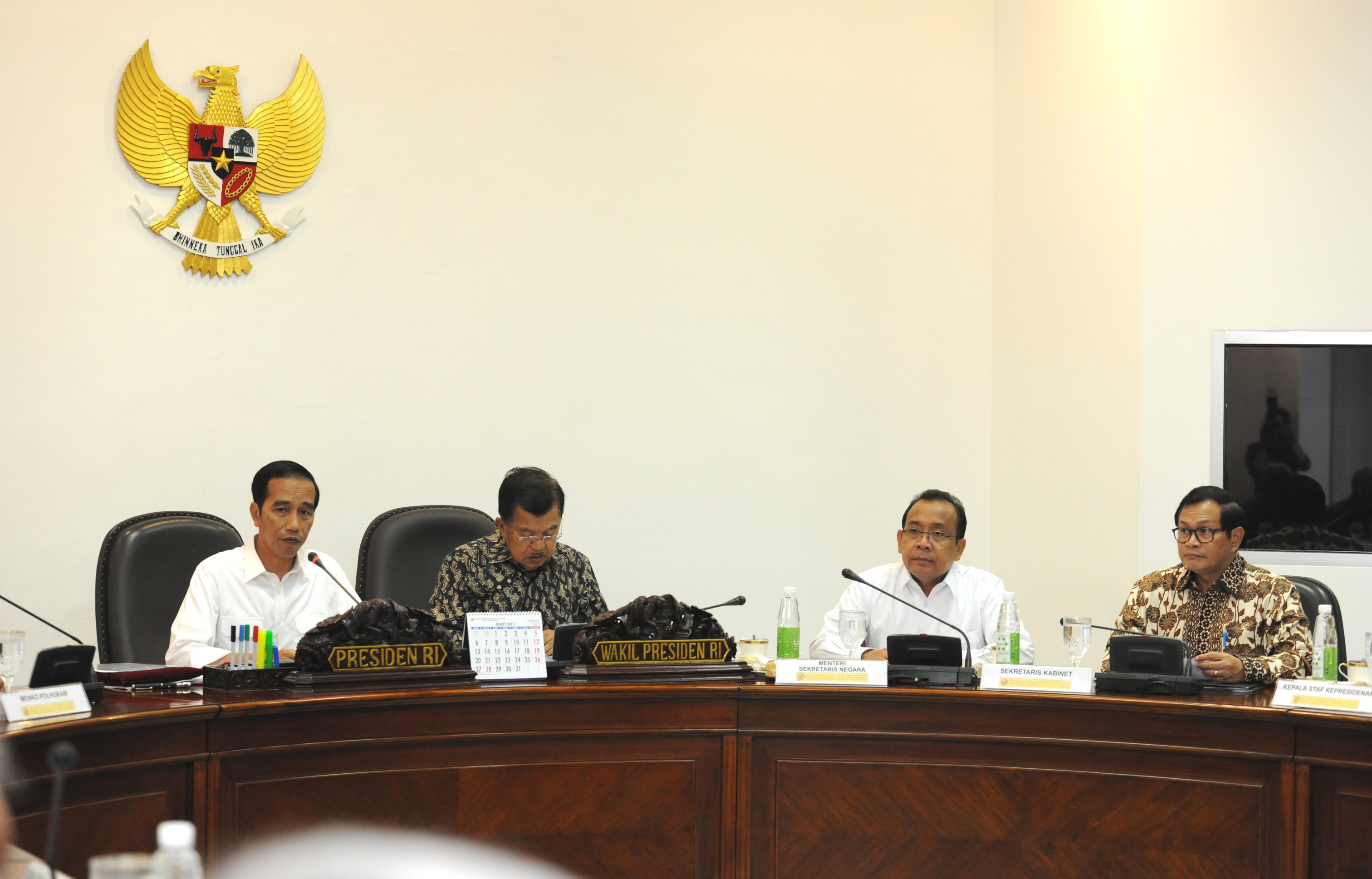 President Jokowi accompanied by Vice President Jusuf Kalla leads the Limited Meeting on LRT construction, at the Presidential Office, Jakarta, Monday (6/1) afternoon. (Photo: PR/Jay)