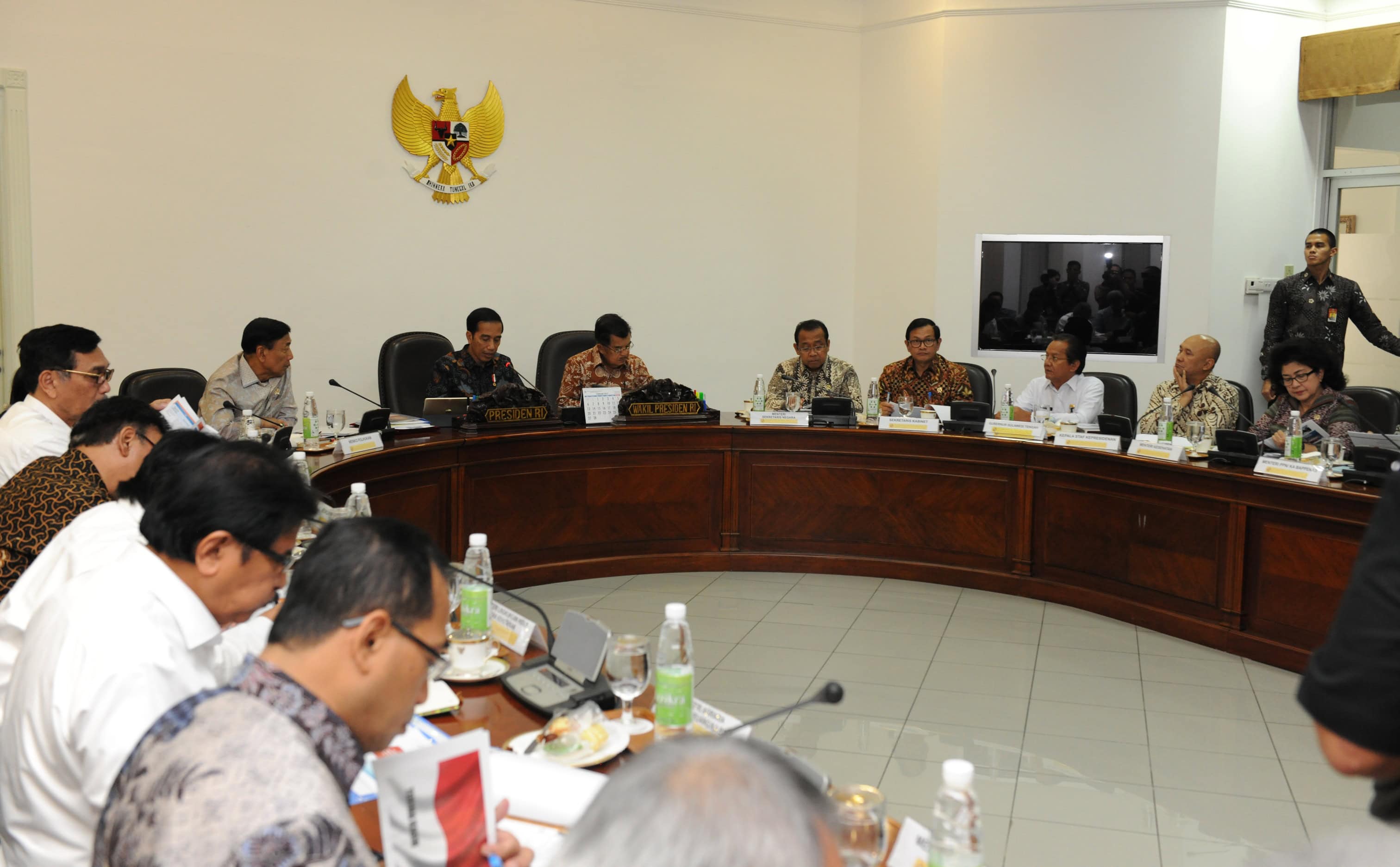 President Jokowi, accompanied by Vice President Jusuf Kalla, presides over a limited cabinet meeting on the development in Central Sulawesi at the Presidential Office, Thursday (9/3 (Photo by: JAY/Public Relations Division)