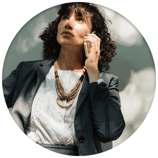 integration_who_1 Photo woman on cell phone