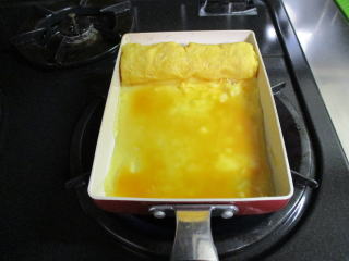 卵焼きを焼いている画像