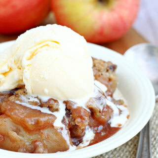 Slow Cooker Apple Cobbler