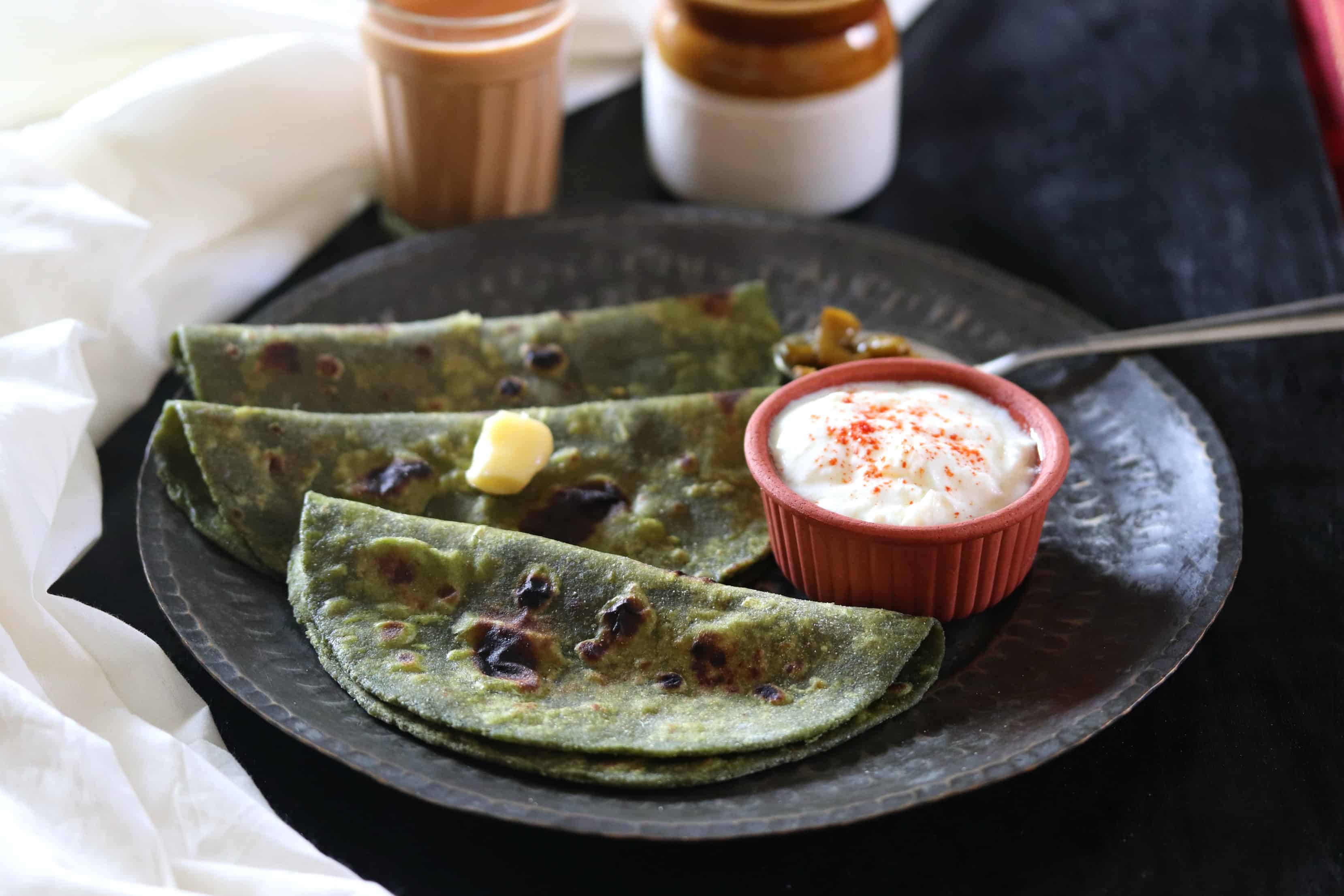 Palak Hare Lahsun ka Paratha