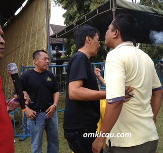 Dian - saat ditenangkan dari amarahnya Dian - saat ditenangkan dari amarahnya