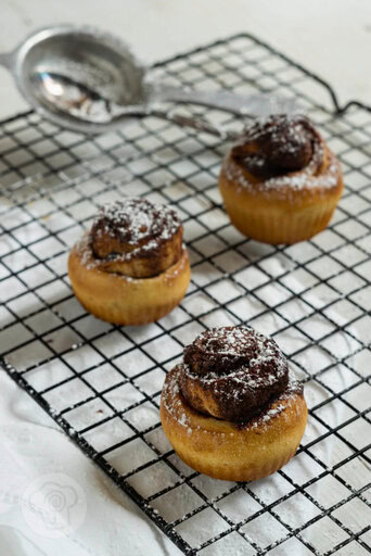Hefeschnecken mit Schokolade 5 Rezept zum Backen. Süße Hefeschnecken in Muffinform mit Nutella. Diese leckeren Schnecken aus fluffigem Hefeteig mit einer feinen Schokofüllung müsst ihr ausprobieren. Küchentraum & Purzelbaum