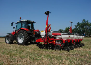 Minimális levegőnyomással a kimagasló sikerekért – Massey Ferguson 555 típusú, 6, 8 és 12 soros szemenkénti vetőgépek Minimális levegőnyomással a kimagasló sikerekért – Massey Ferguson 555 típusú, 6, 8 és 12 soros szemenkénti vetőgépek