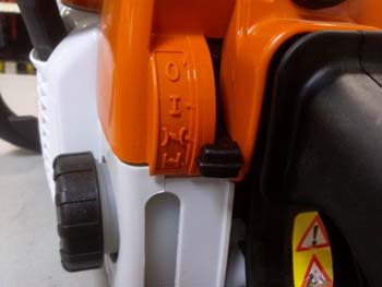 how to start a chainsaw step 2
