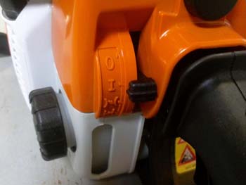how to start a chainsaw step 3