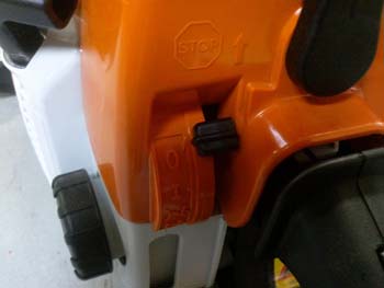 how to start a chainsaw step 4