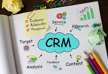 Les caractéristiques d'un CRM : -Service -Recherche -Contenu -Rétroaction de l'information -Analyse -Cible -Suivi du chiffre d'affaires