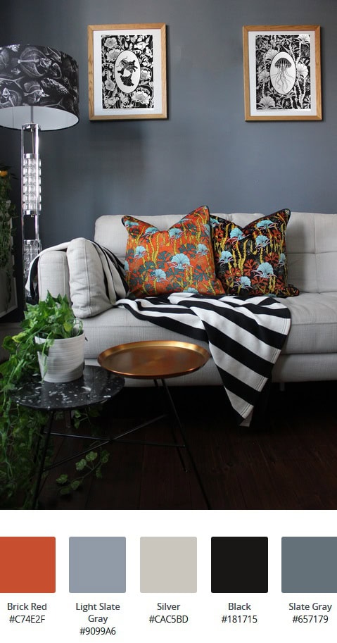 cos'è lo stile d'arredo massimalista: sofa bianco con cuscini a fantasia arancione, coperta a strisce bianche e nere, tavolini da caffè in metallo e lampada da terra