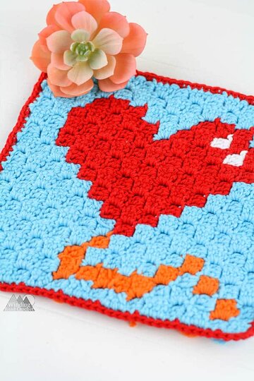 Crochet a quick Corner to corner crochet wash cloth or pot holder using this small Heart Balloon C2C graph. This graph works up quickly and is designed to c2c beginners. Get the graph, written chart and suggestions for using yarn bobbins. #c2ccrochet #crochetwashcloth #crochetpotholder