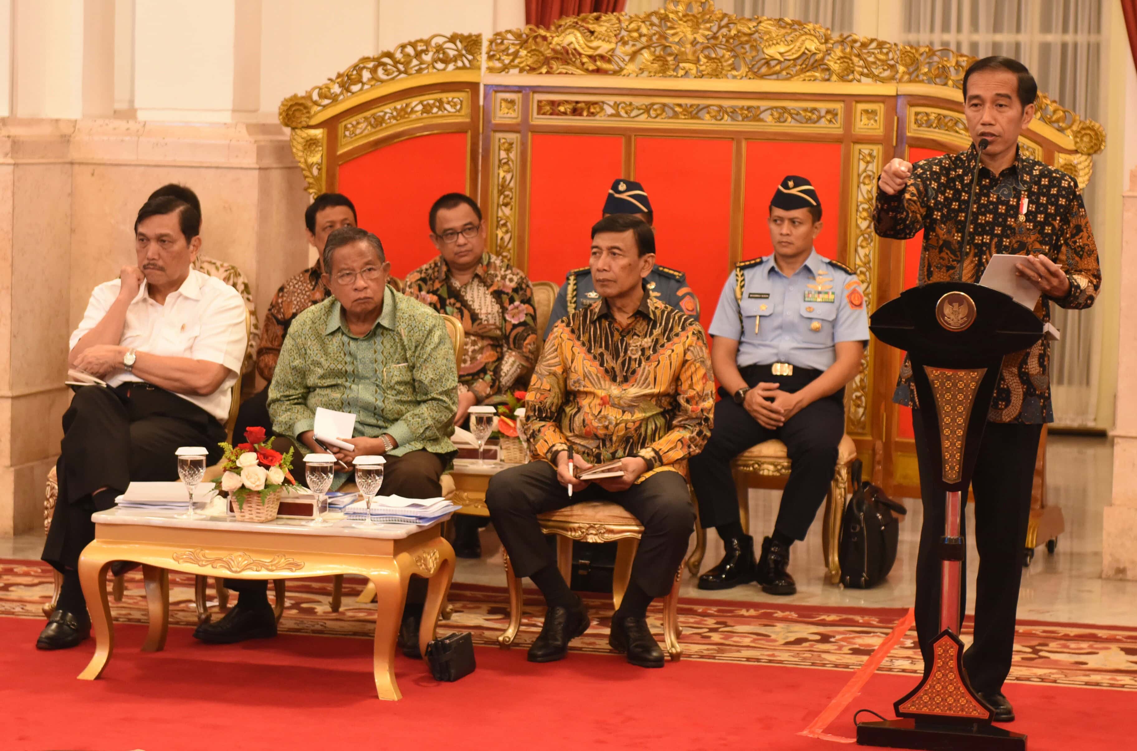President Jokowi delivers an introductory remarks at a Plenary Cabinet Meeting, at the State Palace, Jakarta, Tuesday (4/4) (Photo: PR/Rahmat)